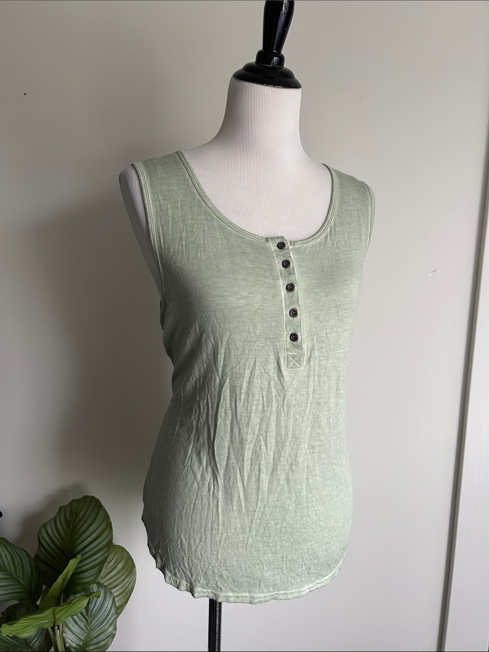 🌸🌺Jane & Delancey L Light Sage Green Button-Front Sleeveless Tank Top